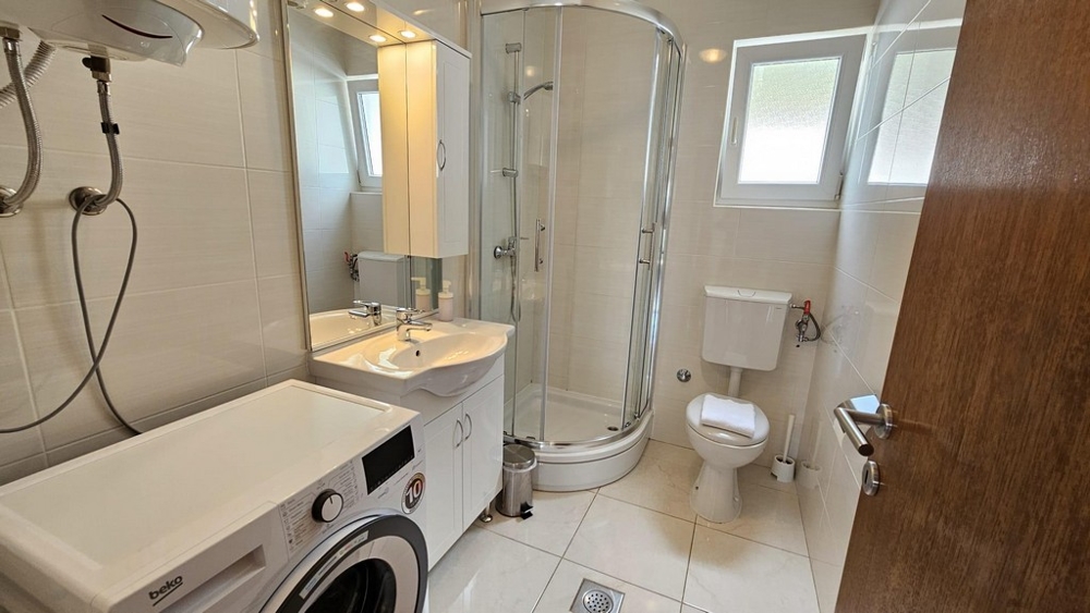 Ljust dubbelrum i ett renoverat parhus med havsutsikt i Dramalj, Crikvenica-regionen