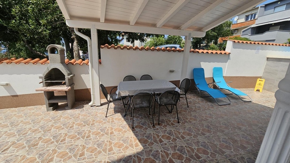 Modernt badrum i ett renoverat parhus med havsutsikt i Dramalj, Crikvenica-regionen