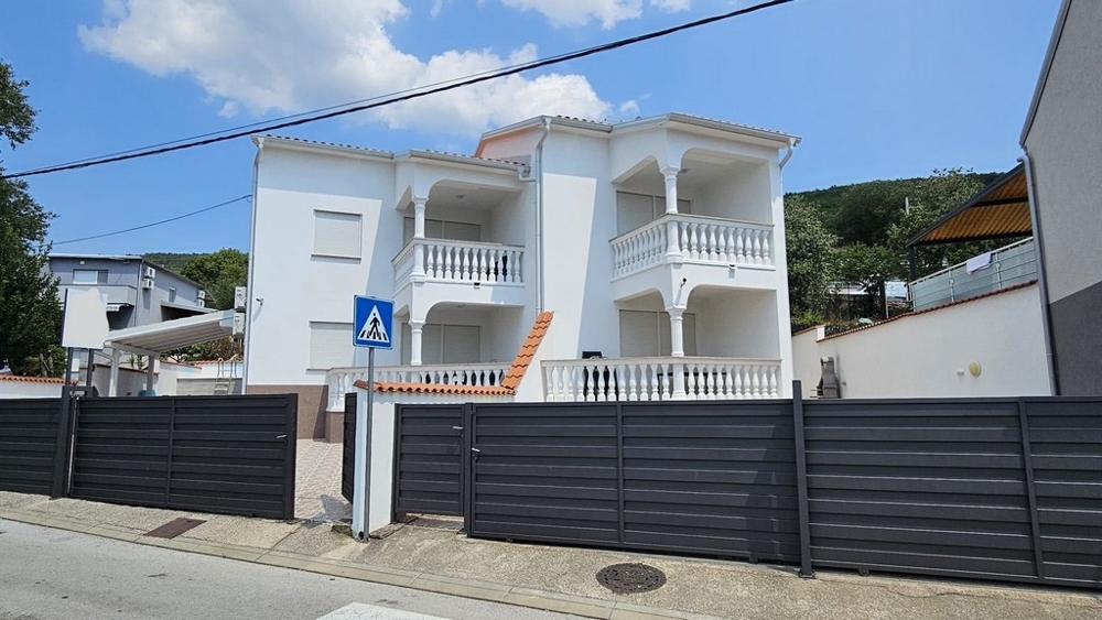 Exteriör vy av ett renoverat parhus med en gul fasad och balkonger i Dramalj, Crikvenica-regionen