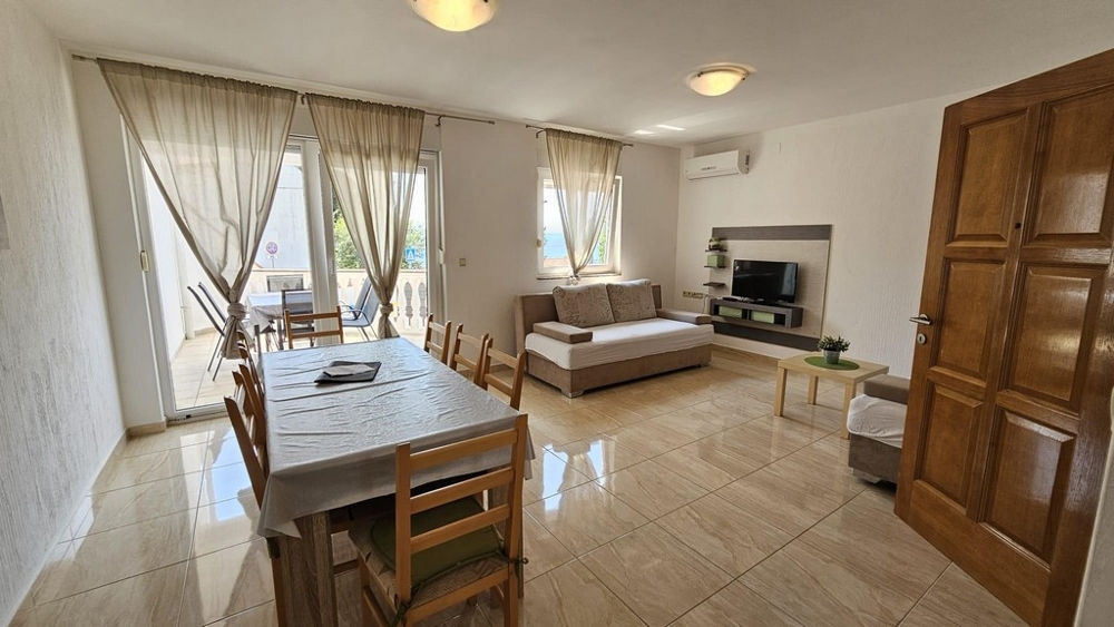 Entré till ett renoverat parhus med klinkergolv och växter i Dramalj, Crikvenica-regionen