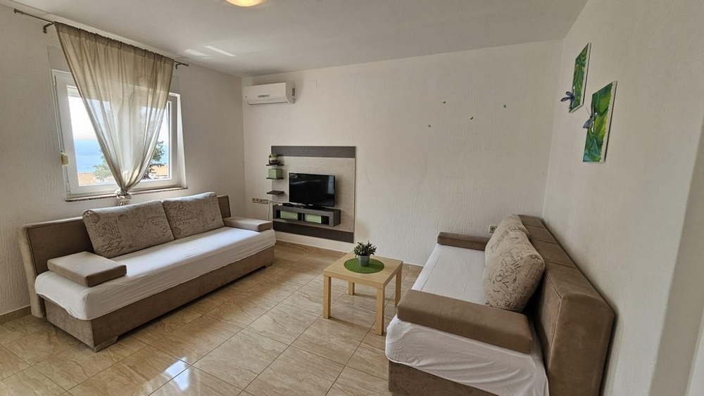 Matsal med direkt tillgång till terrassen i ett renoverat parhus i Dramalj, Crikvenica-regionen