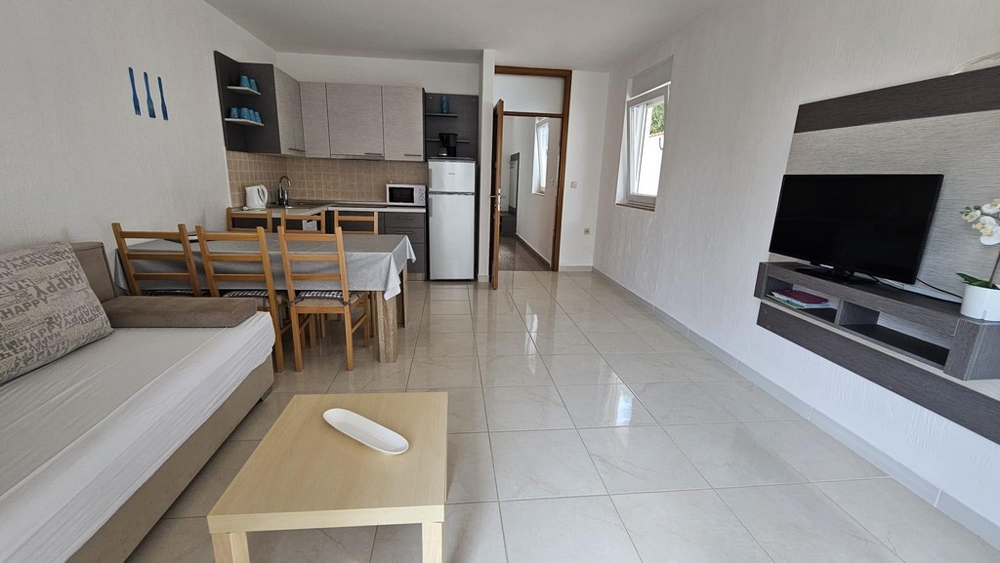 Vardagsrum och utsikt mot köket.