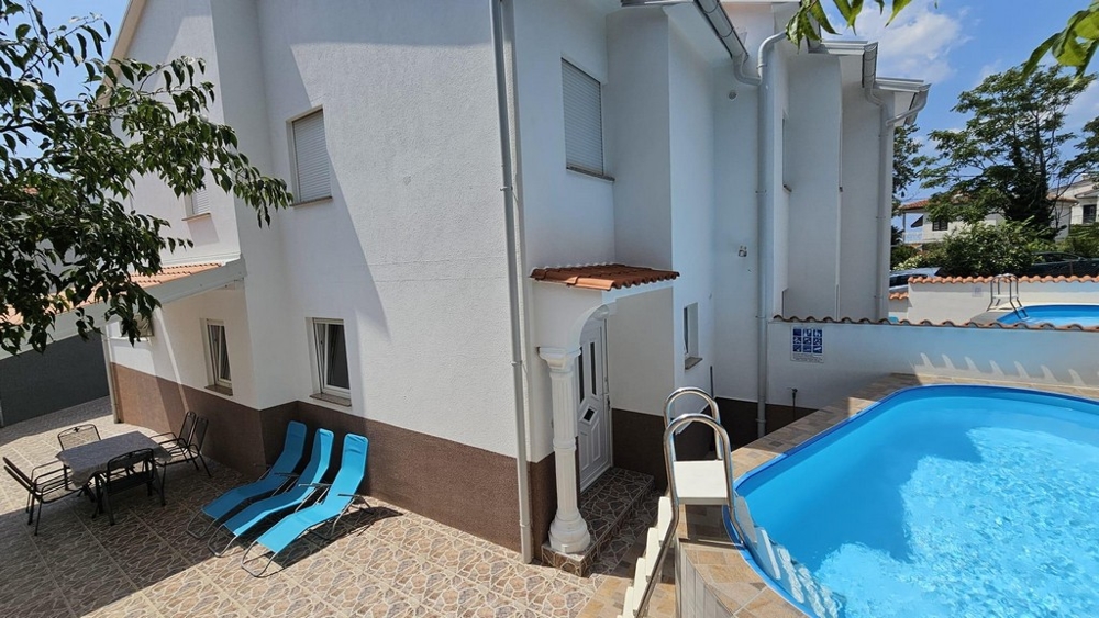 Ljust dubbelrum med modern inredning i ett renoverat parhus