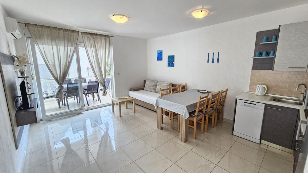 Mysigt sovrum med dubbelsäng, fönster och modern inredning i Dramalj