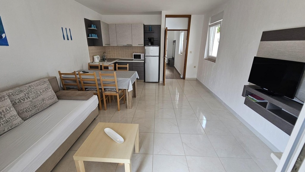 Badrum med duschkabin, handfat och tvättmaskin i ett parhus i Dramalj