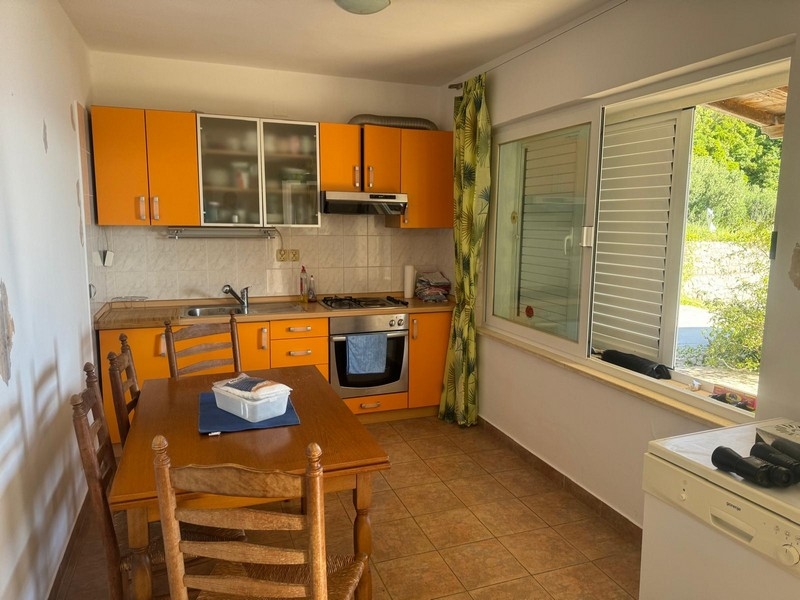 Rymligt vardagsrum med gula soffor och dekorativa målningar i en villa vid havet på halvön Pelješac