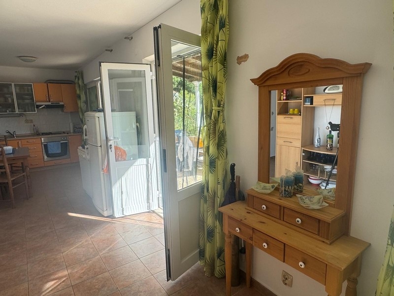 Utsikt genom en glasdörr på terrassen till en villa vid havet, inklusive ett pentry, Pelješac-halvön