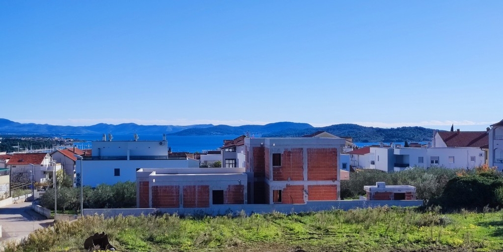 Villa i Kroatien, bakifrån av den moderna villan i Vodice med en välskött trädgård