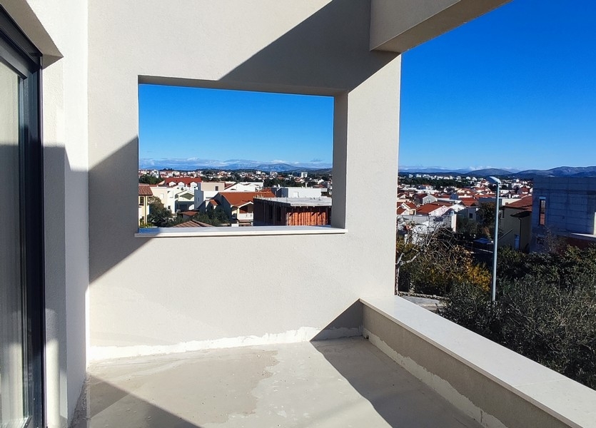 Villa med pool i Dalmatien, modern villa i Vodice med stor terrass och träd