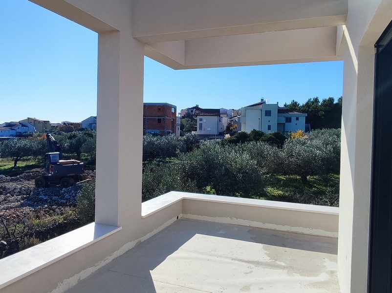 Fastigheter i Kroatien, Vodice, framifrån av modern villa med parkeringsplats