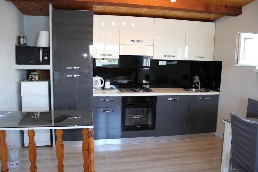 Modernt kök i ett hus i Kroatien, perfekt för alla som planerar att köpa ett hus i Kroatien och vill njuta av livet vid havet.