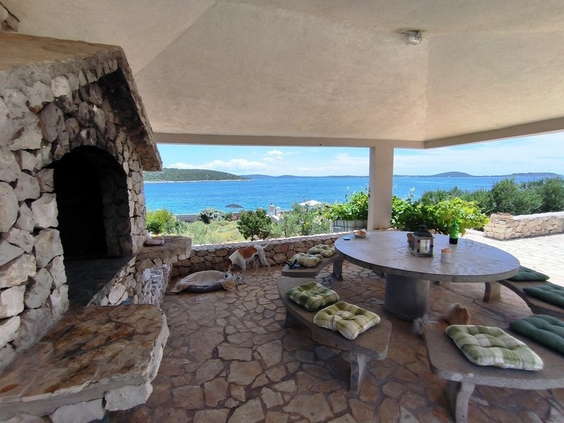 Grillpaviljong vid havet.