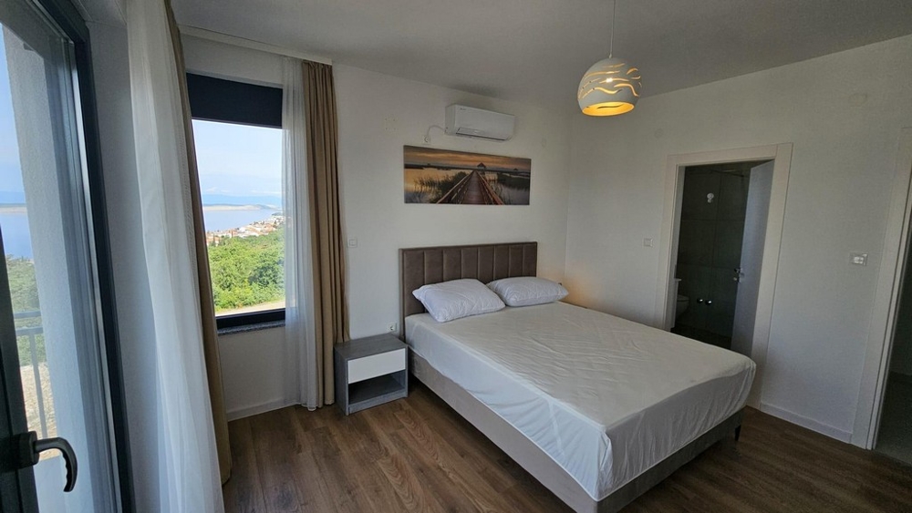 Master bedroom med hisnande utsikt, perfekt för att köpa en villa i Kroatien
