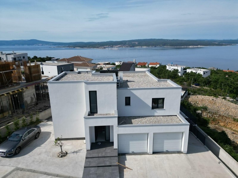 Modern villa med havsutsikt och två garage till salu.