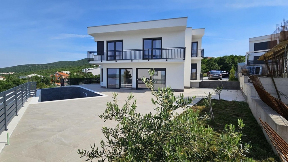 Modern villa med infinitypool och havsutsikt, perfekt för att köpa en villa i Kroatien