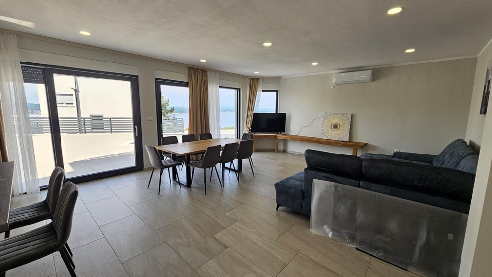 Rymligt vardagsrum med tillgång till terrassen till villa H3018, som erbjuds till försäljning i Crikvenica (Kroatien).