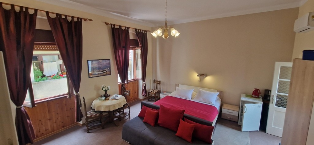 Stort sovrum med sittgrupp och mycket dagsljus