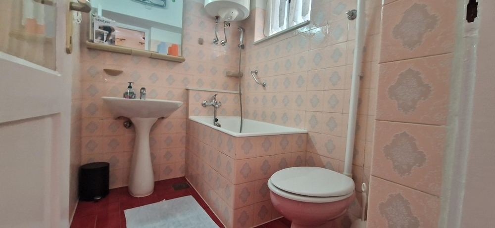 Badrum med badkar och handfat