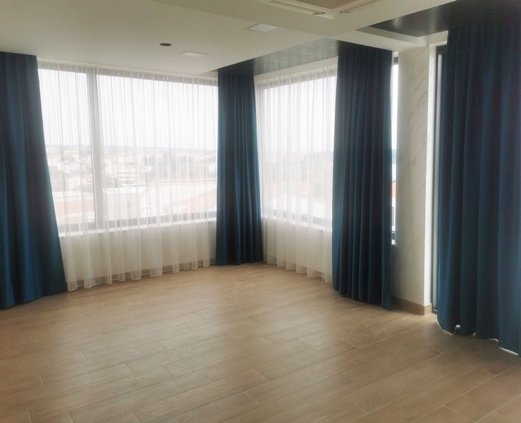 Ytterligare ett sovrum med tillgång till terrassen och utsikt över poolen