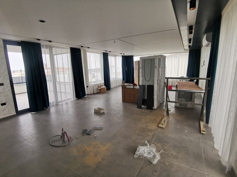 Vardagsrum med stora fönsterpartier och vacker utsikt