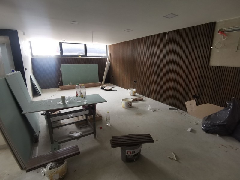 Rymligt vardagsrum i villan under slutskedet av renovering