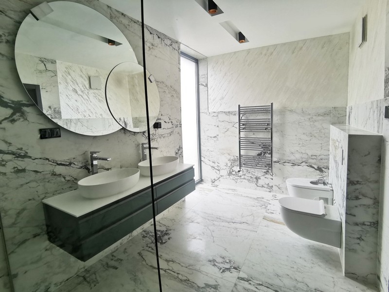 Källarrum med biljardbord och andra spelalternativ