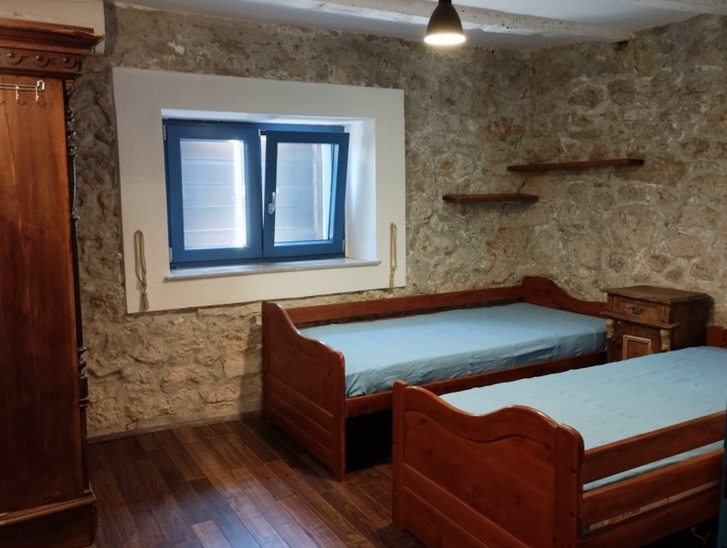 Sovrum med två enkelsängar, perfekt för familjer som vill köpa ett hus i Kroatien.