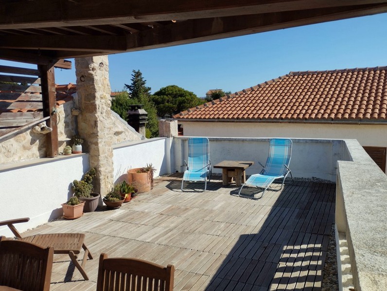 Rymlig takterrass i hus H3023, utbjuden till salu i Betina.