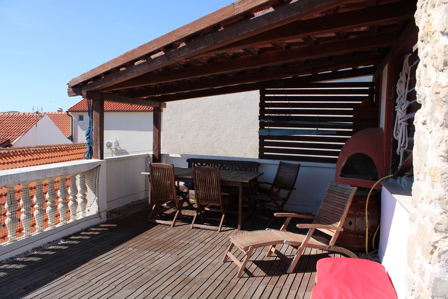 Täckt del av takterrassen på fastigheten H3023 i Betina på Murter.