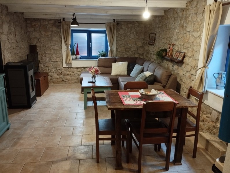 Mysigt vardagsrum och matplats i traditionell stil, perfekt för att köpa ett hus i Kroatien.