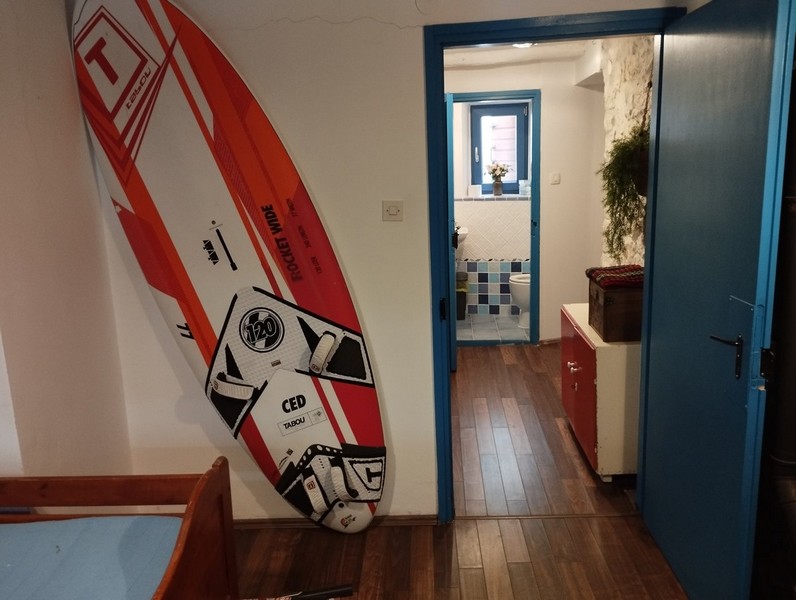 Utsikt över en hall med surfbräda, lämplig för alla som vill köpa ett hus i Kroatien.