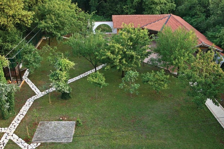 Trädgårdsutsikt från ovan, hus i Porec, Kroatien