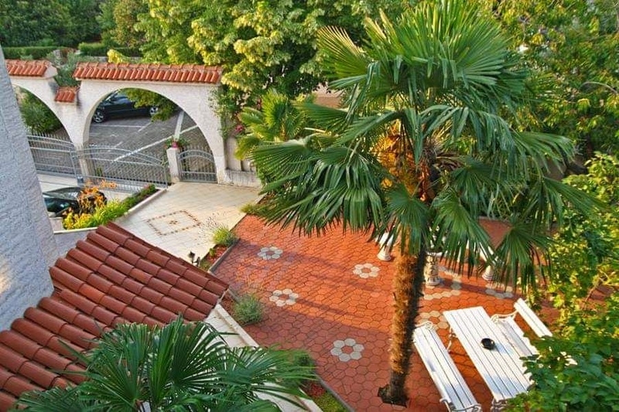 Gård med palmer, hus i Porec, Kroatien