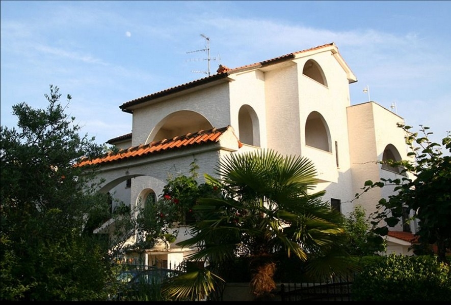 Husfasad med valv, hus i Porec, Kroatien