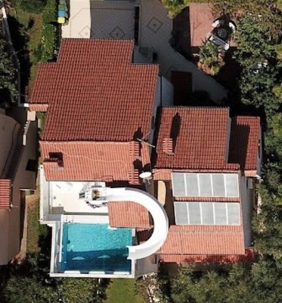 Flygfoto över hus med pool, hus i Porec, Kroatien