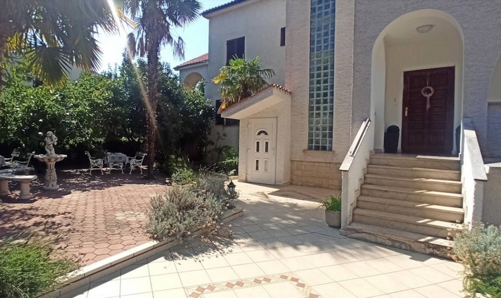 Entré med extern trappa och trädgård, hus i Porec, Kroatien