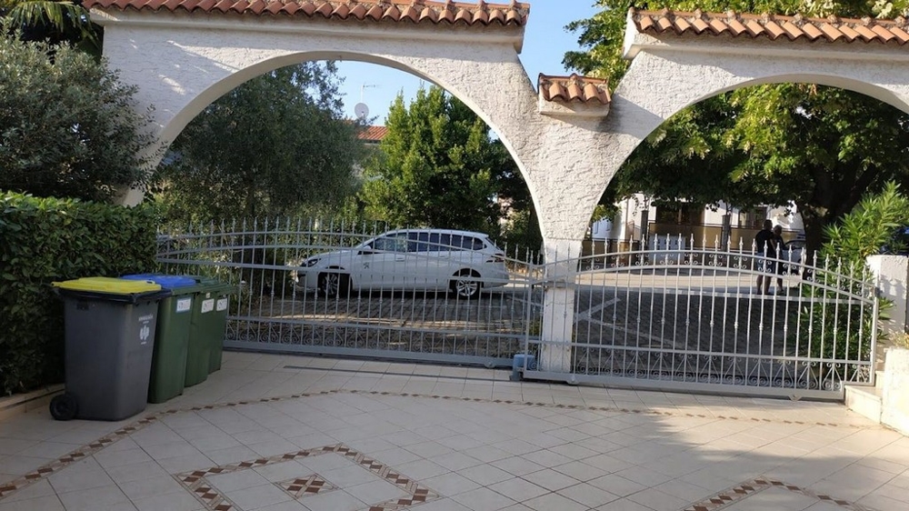 Ingångsport med valv, hus i Porec, Kroatien