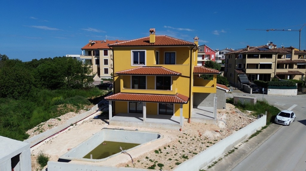 Fastigheter Kroatien, köp en villa med pool i Medulin. Rymlig villa med pool under uppbyggnad, omgiven av närliggande hus