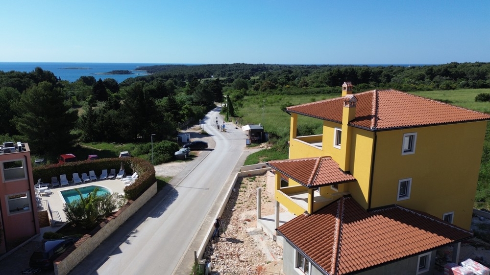Villa i Kroatien under uppbyggnad, belägen på en lugn gata med panoramautsikt över havet och omgivande grönområden