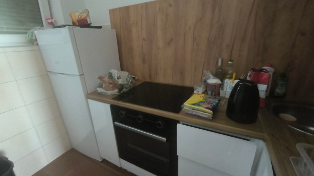 Delvis renoverat hus med nya möbler