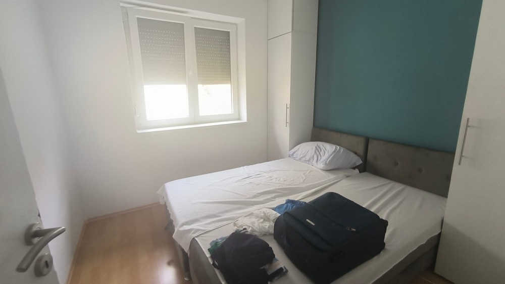 Litet sovrum med fönster