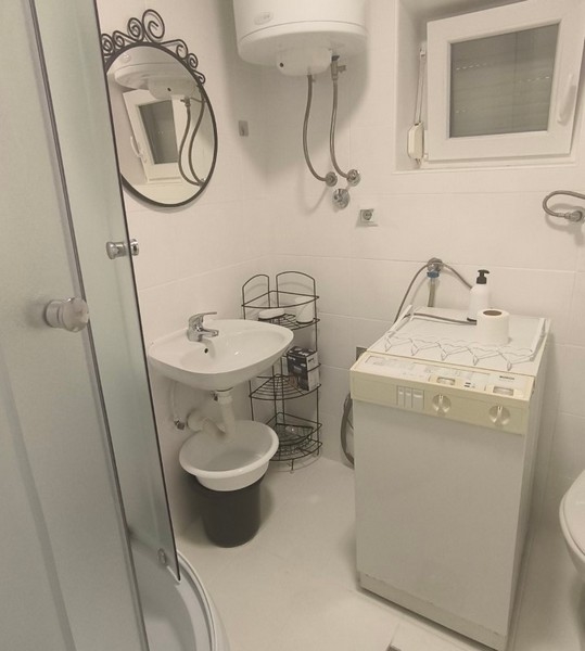 Badrum med dusch och fönster