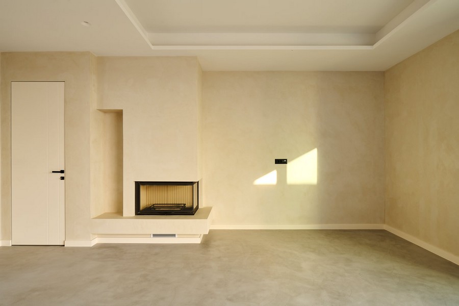 Öppen spis i vardagsrummet.