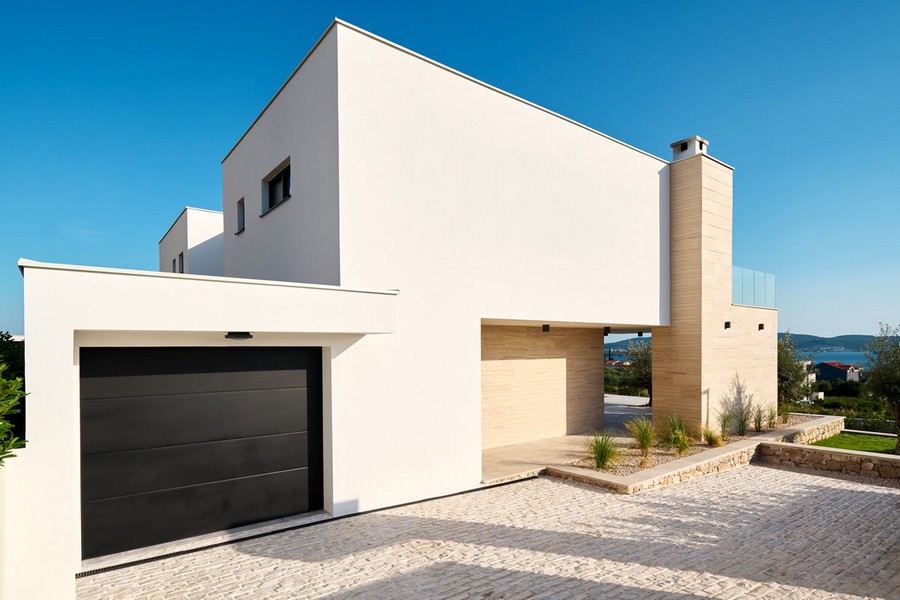 Garage och uteplats i Villa H3035 i Kroatien - Panorama Scouting.