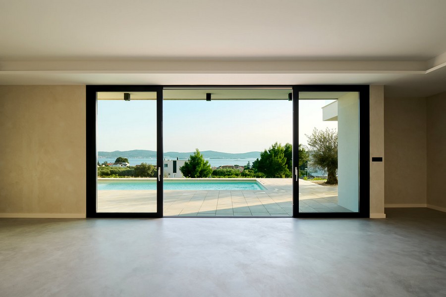 Vardagsrum med havsutsikt och poolutsikt.