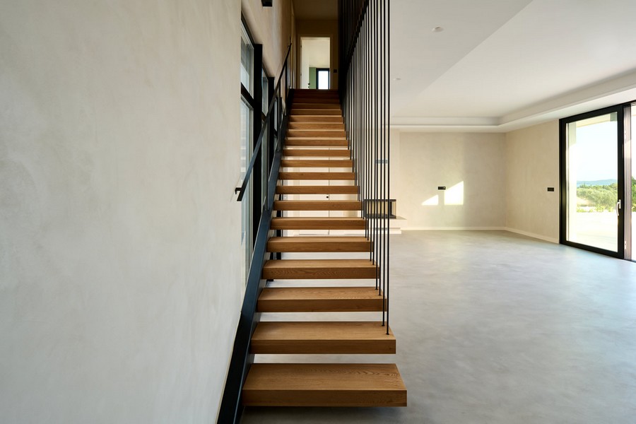 Modern trappa till övervåningen.