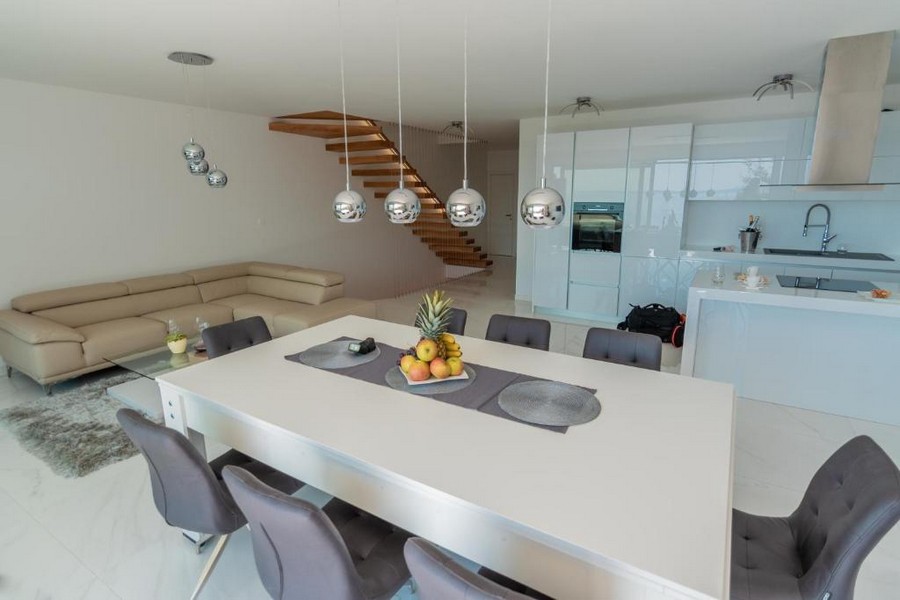 Ljust och luftigt vardagsrum och matplats med modernt kök