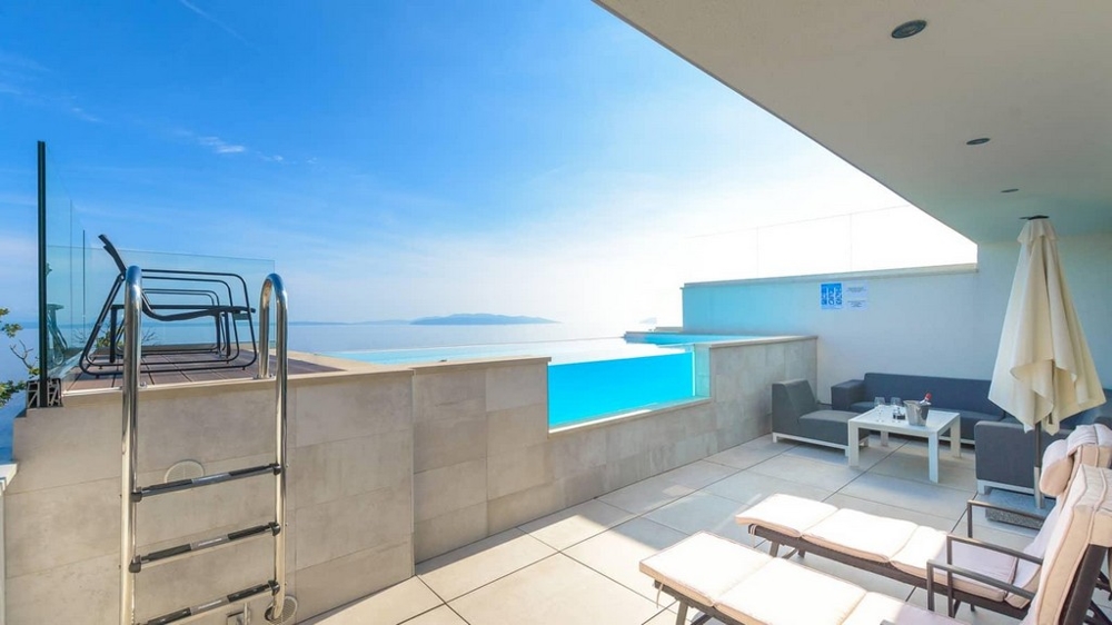 Terrass med pool och panoramautsikt över havet