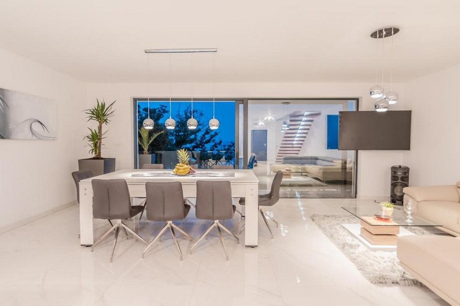 Elegant matplats med moderna möbler och kvällsbelysning