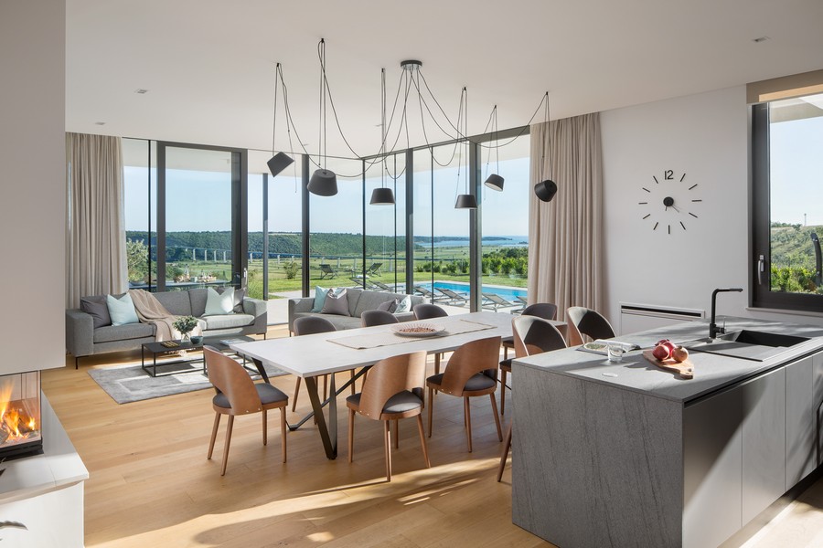 Matplats och kök och utsikten över havet i fjärran.